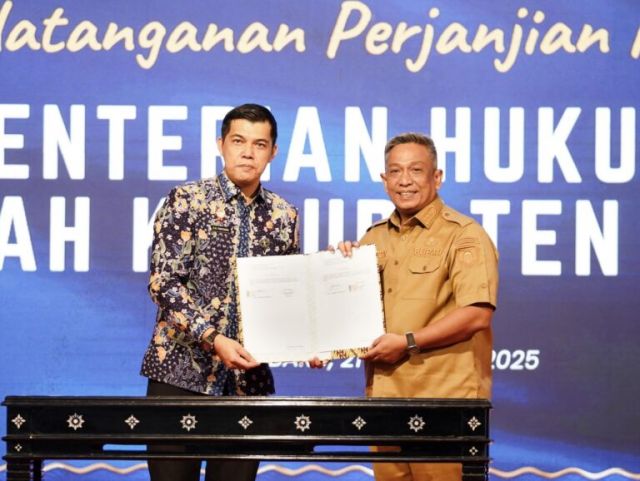 Bupati Rohul Terima Penghargaan atas Pembentukan Pos Bantuan Hukum Desa/Kelurahan